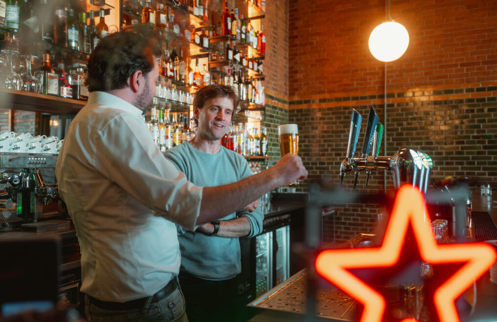 Jeroen Jaspers van biernet leert bier tappen