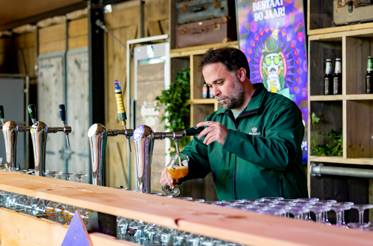 brand brouwmeester nils tapt paaspop hoppig weizen