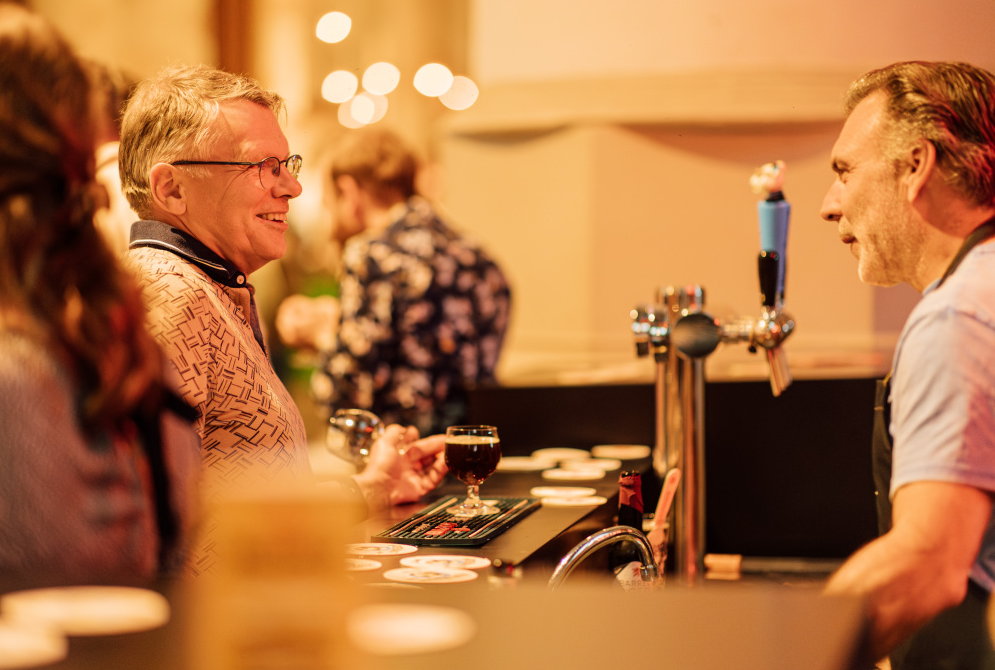 in gesprek met de brouwer