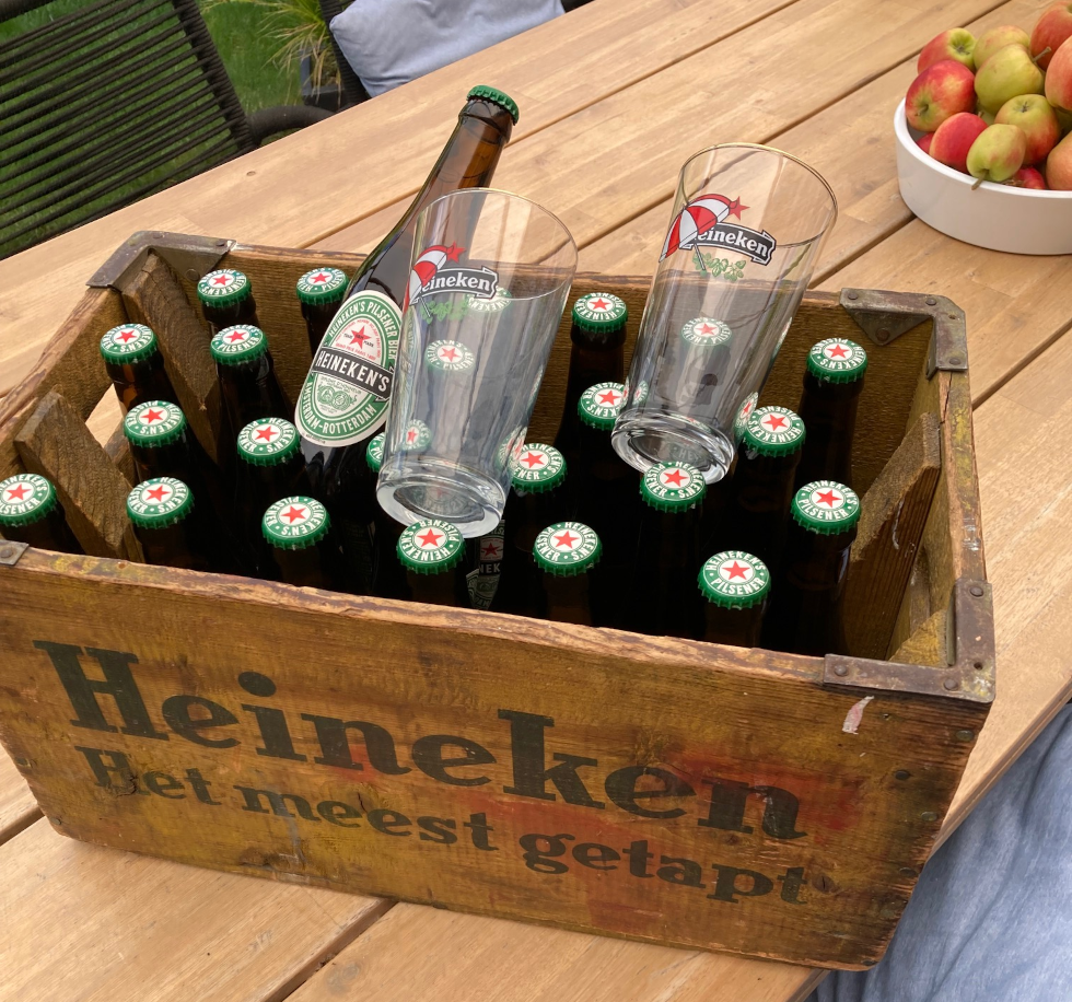 nostalgische bruine heineken flesjes uit 2025 in origineel heineken krat uit 1966