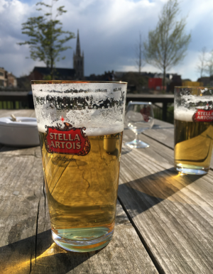 stella artois bierglazen buiten bij brouwerij de hoorn in leuven