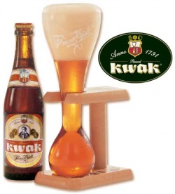 Pauwel Kwak logo, glas en flesje