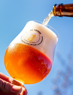 De Grieze bier inschenken