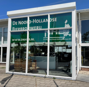 Gevel van De Noord-Hollandse Bierbrouwerij in Uitgeest