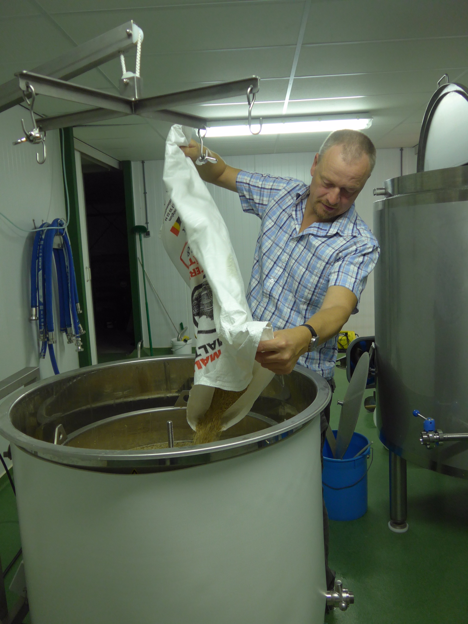Ulco de Jong tijdens het brouwen van de Liwwadder Troebele Tripel
