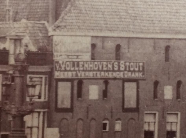 Ingezoomd op het reclamebord Van Vollenhoven's Stout