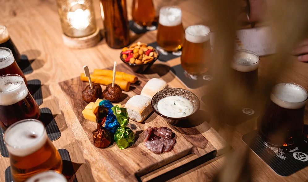 Othmar proefplankje met bieren en borrelplank