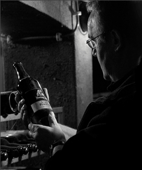 Gerard van den Broek ontdekt oude flessen Hertog Jan Grand Prestige