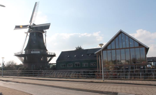 Brouwerij de 7 Deugden naast de Molen van Sloten