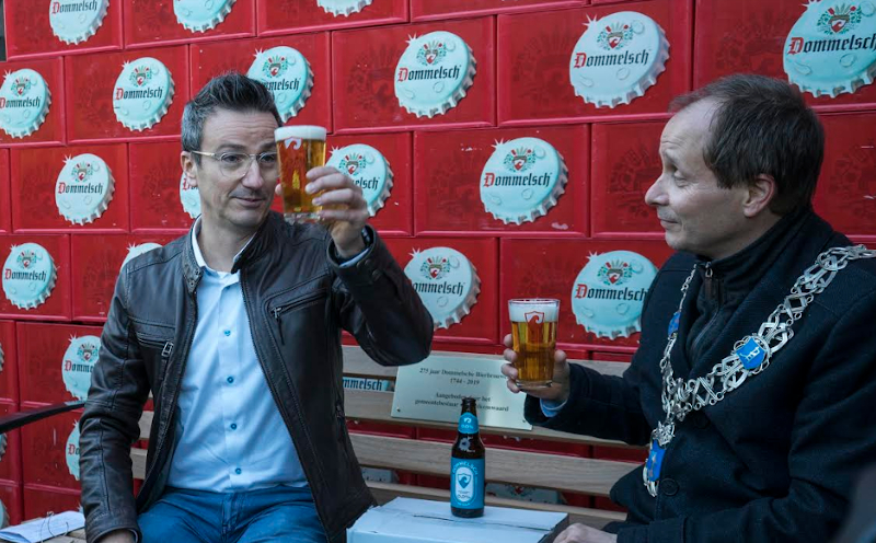 Brouwerijdirecteur Bart Simonet en burgemeester Ederveen