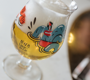 Duvel glas met het ontwerp van Nina Vandeweghe