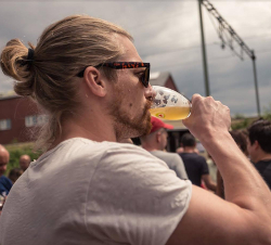 Biertje bij Twents speciaalbierfestival (Foto: Tessa Heijmer)