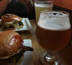 bier met een hamburger