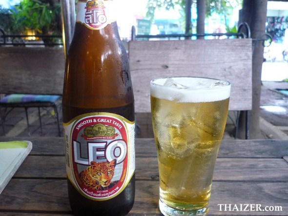 Leo bier uit Thailand, flesje en glas met ijs