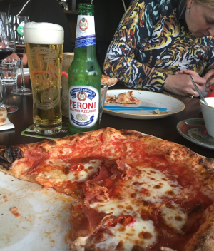 Pizza met italiaans bier