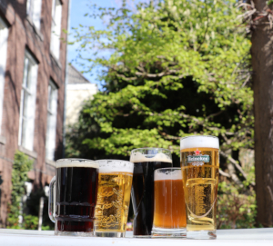 Verschillende lager bieren in de tuin