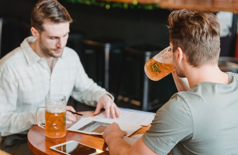 Werkoverleg met een biertje