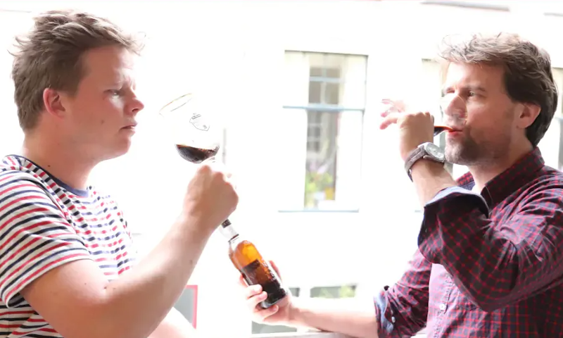 Diederik en Jeroen van Biernet drinken bier