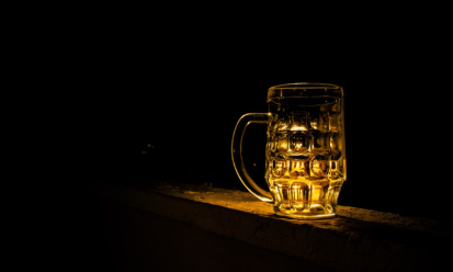 Bierpul in het donker met een lichtje erachter