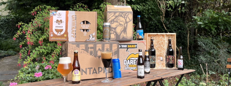 bierpakketten buiten op een tafeltje