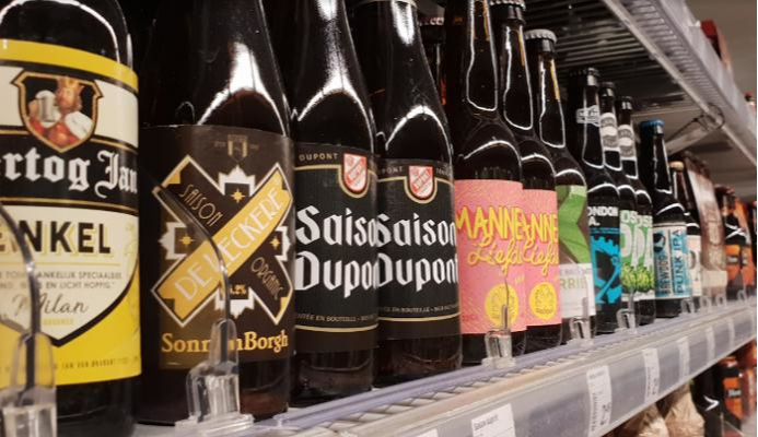 Bierschap met bierflesjes