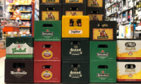 Kratten bier gestapeld in de supermarkt 