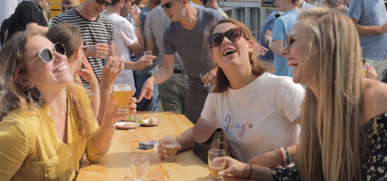 meisjes genieten van bierfestival