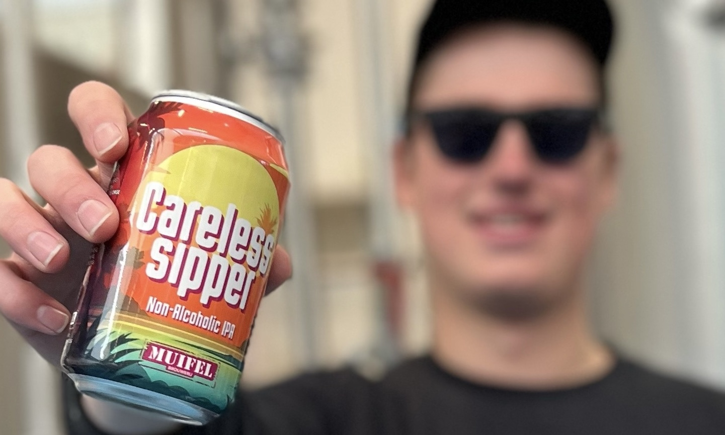 Muifel Careless Sipper blikje bier vastgehouden