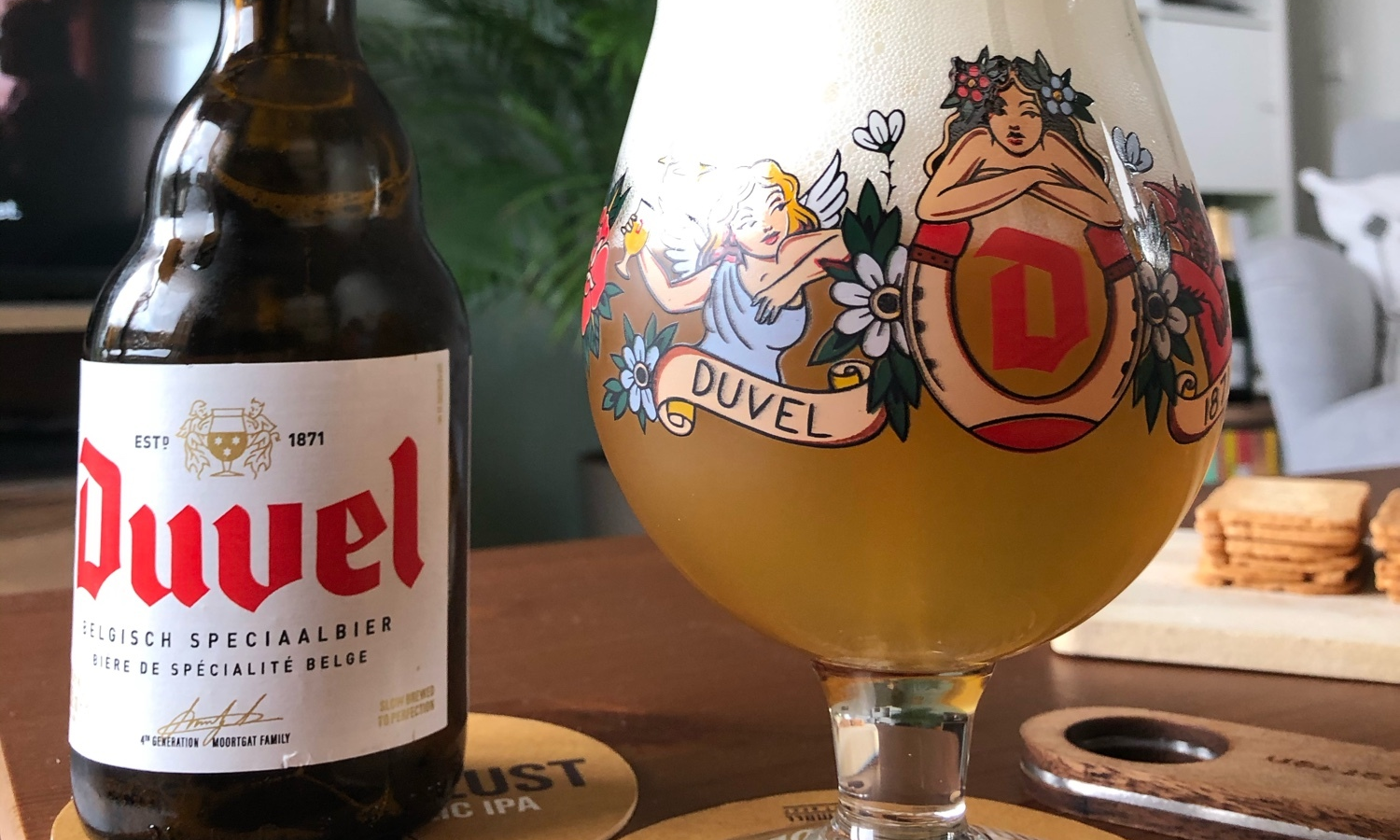 Duvel flesje met het etiket sinds 2020 en het Duvel Collection bierglas uit 2020