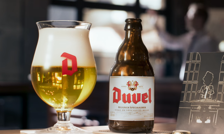 Duvel bier flesje met oude etiket uitgeschonken in het Duvel glas