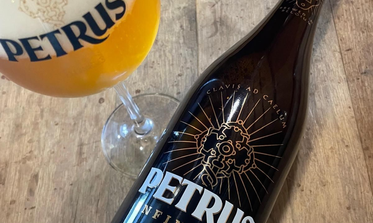 Petrus Infinitum liggende fles naast ingeschonken glas