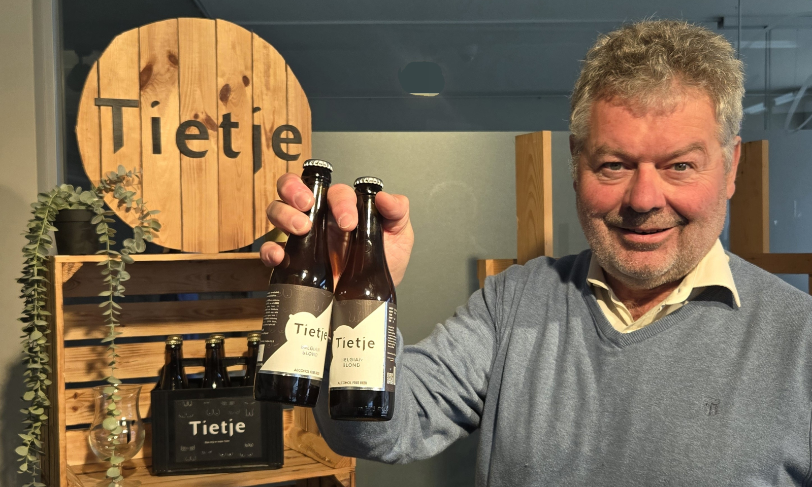 Tietje NA bier flesjes vastgehouden door de brouwer