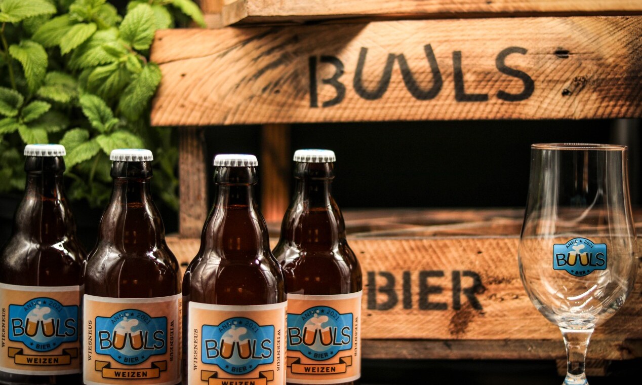 Wiesneus bier met een glas en mooi krat