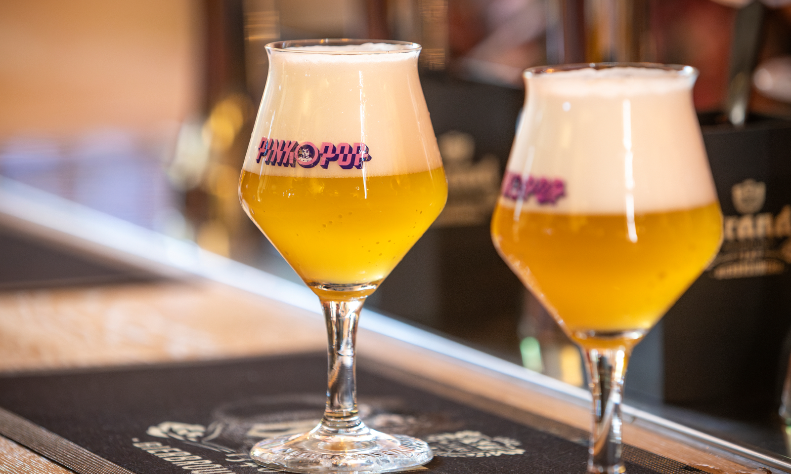 Brand Pinkpop 2025 bier getapt in een brand bovengister glas met het pinkpop logo erop