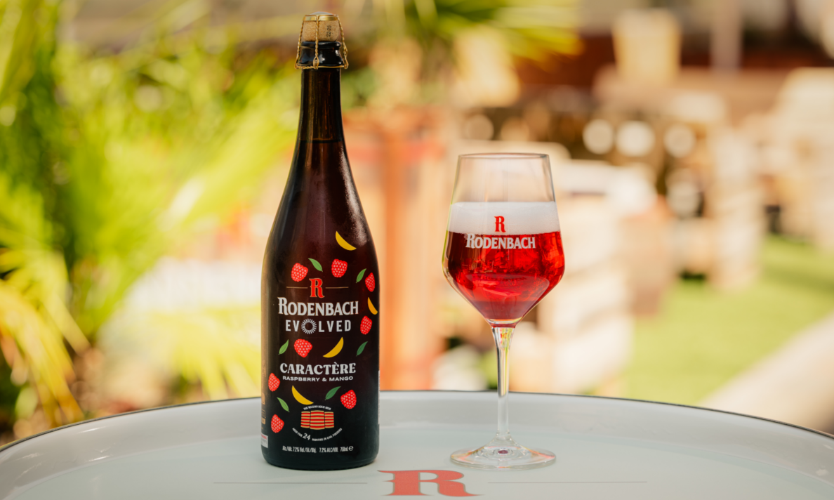 Rodenbach Evolved Caractère fles en glas buiten op een dienblad