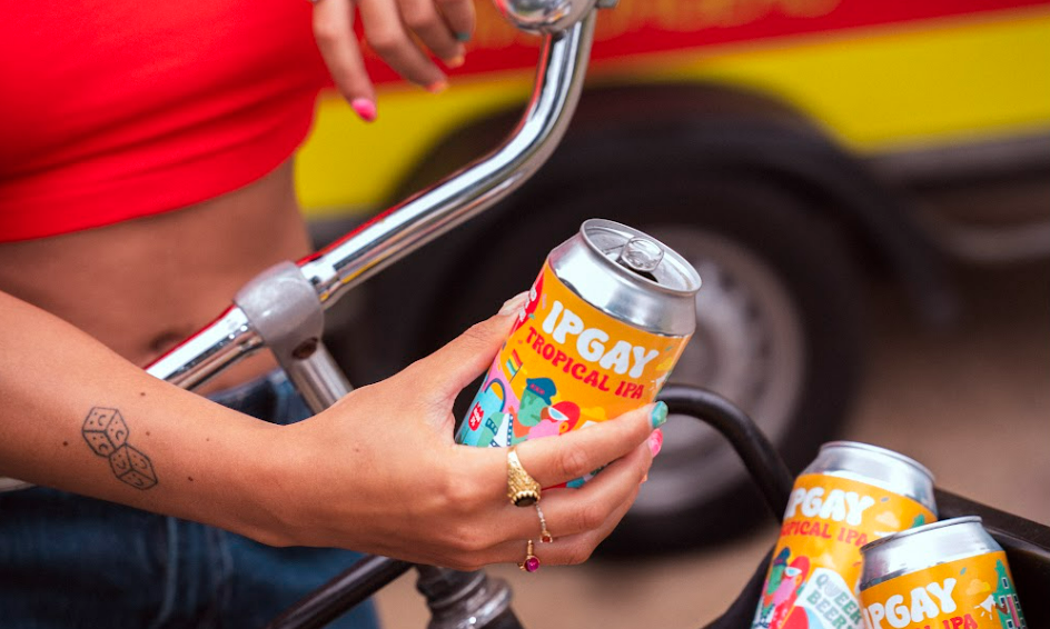 IPGAY bier blikje vastgehouden door meisje op fiets