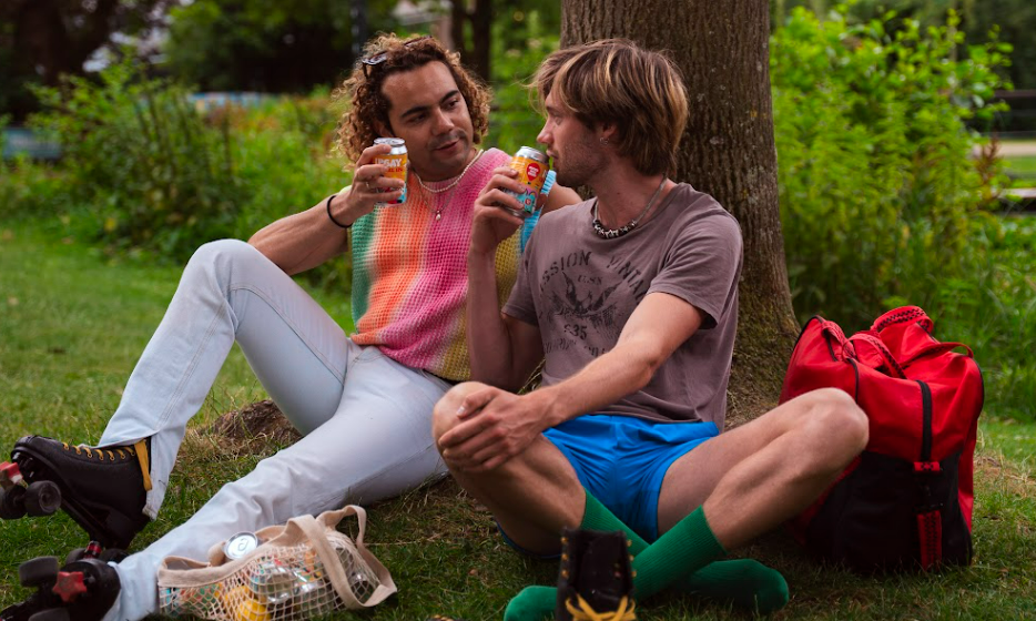 Twee mannen drinken IPGAY bier in het park