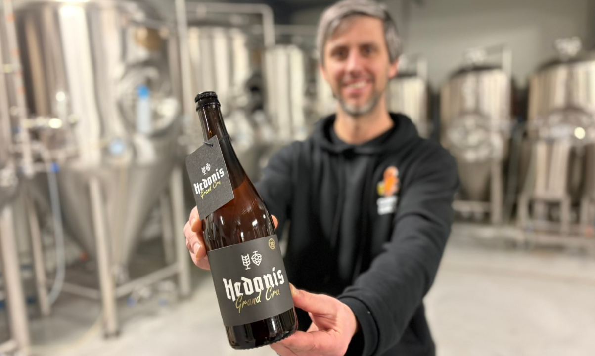 Hedonis Grand Cru bier in de hand van de brouwer