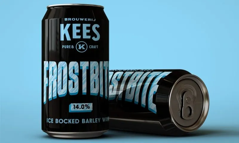 Twee zwarte blikken Kees Frostbite bier met blauwe en witte opdruk op blauwe achtergrond.