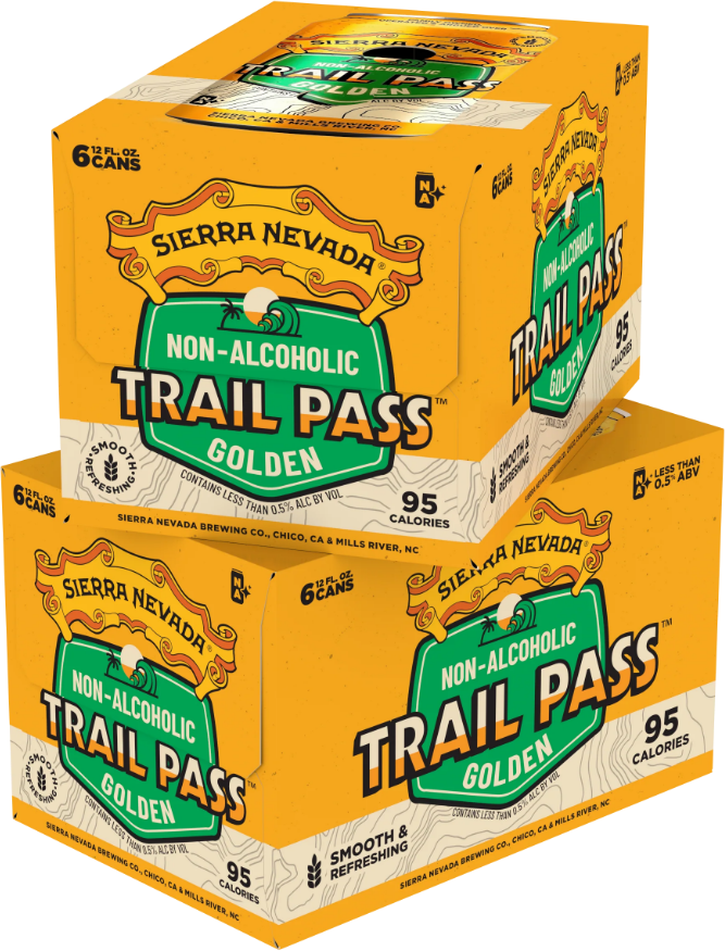 Twee gestapelde sixpacks van Sierra Nevada Trail Pass Golden niet-alcoholisch bier.