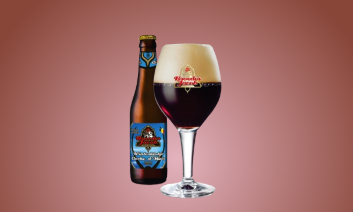 Bierfles en glas gevuld met donker bier en schuim tegen een bruine achtergrond.
