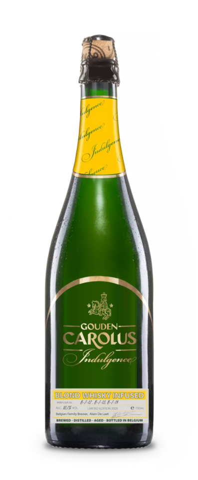 Gouden Carolus Indulgence whisky infused blond bierfles met groene fles en gele etiketten.