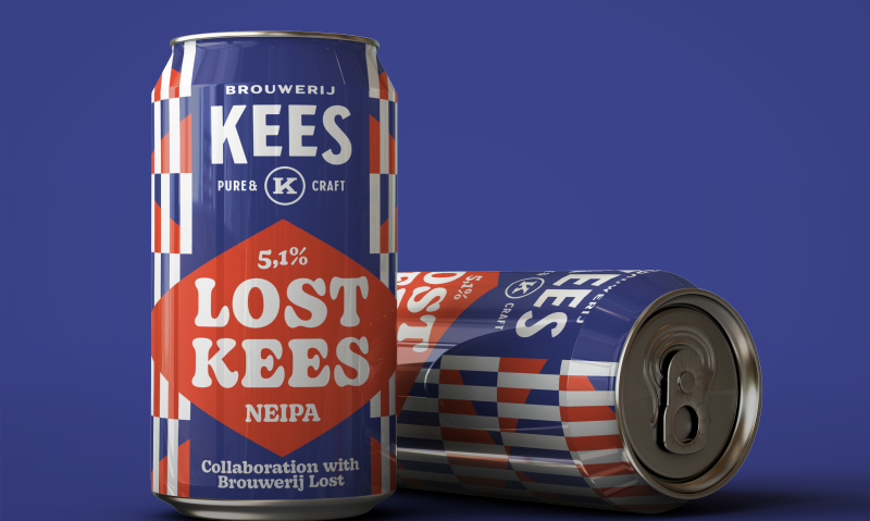 Twee blikjes Lost Kees NEIPA met geometrisch ontwerp op blauwe achtergrond.