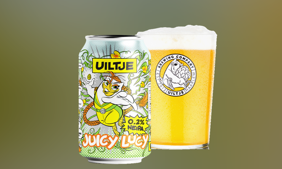 Blik Uiltje Juicy Lucy naast vol glas bier met schuimkraag op olijfkleurige achtergrond.