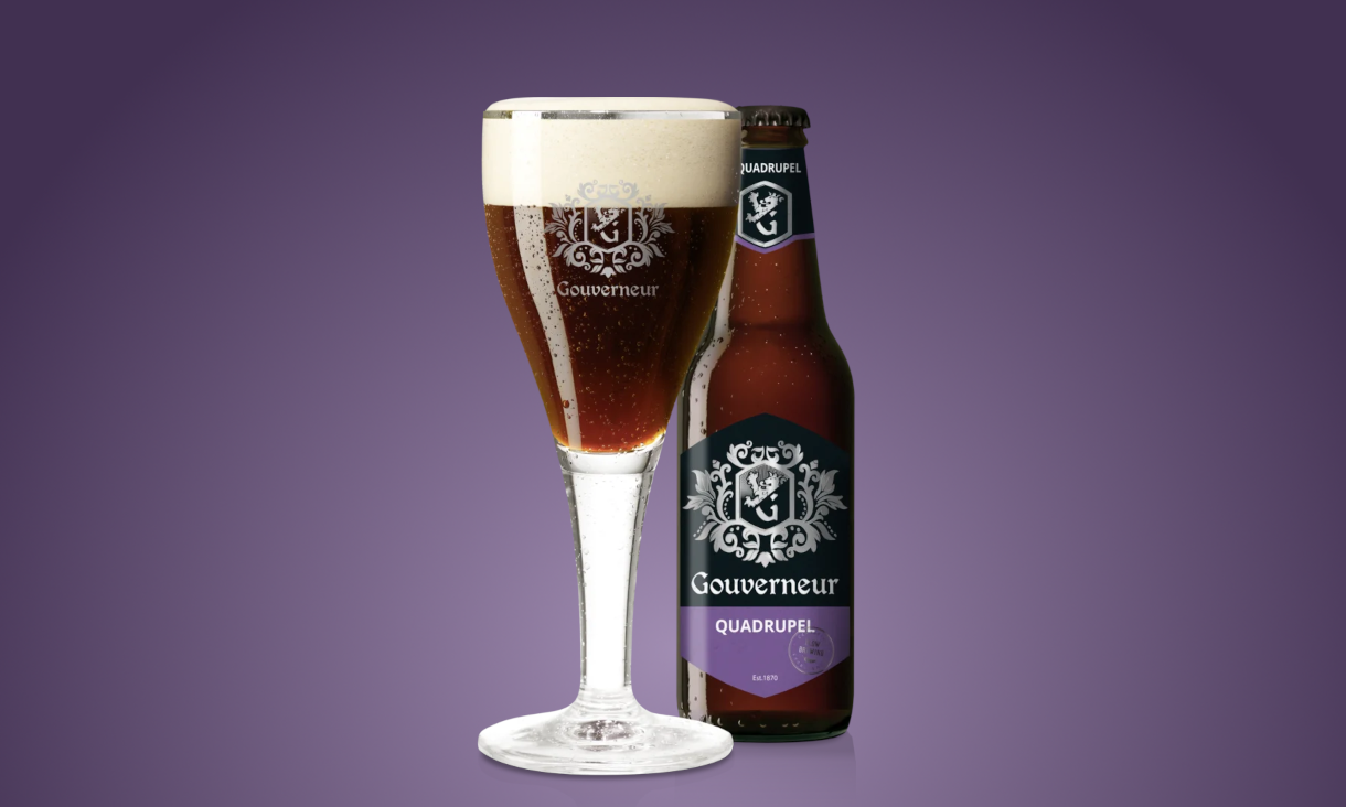 Glas en fles Gouverneur Quadrupel bier op paarse achtergrond.