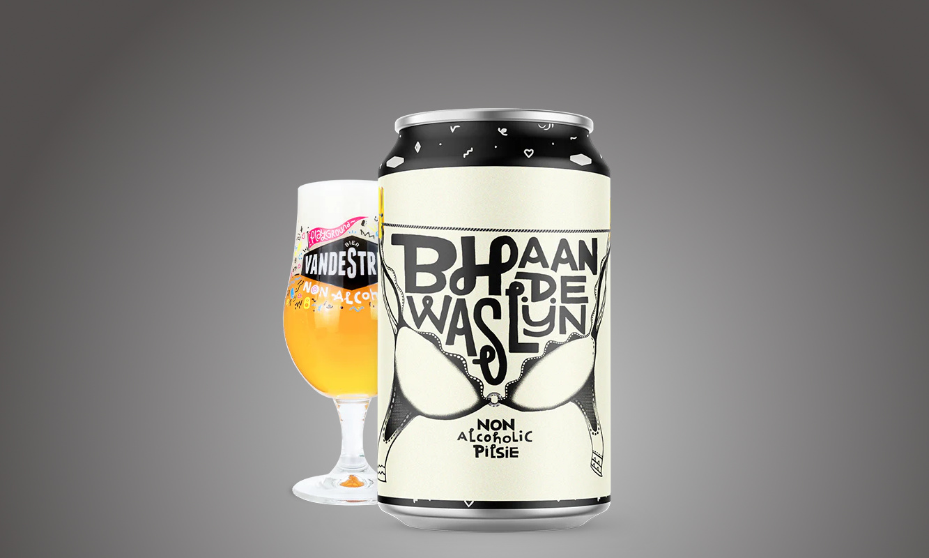 Een blik en glas vandeStreek non-alcoholisch pils tegen een grijze achtergrond.