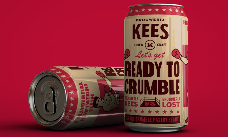 Twee blikjes bier met vintage ontwerp op een rode achtergrond.