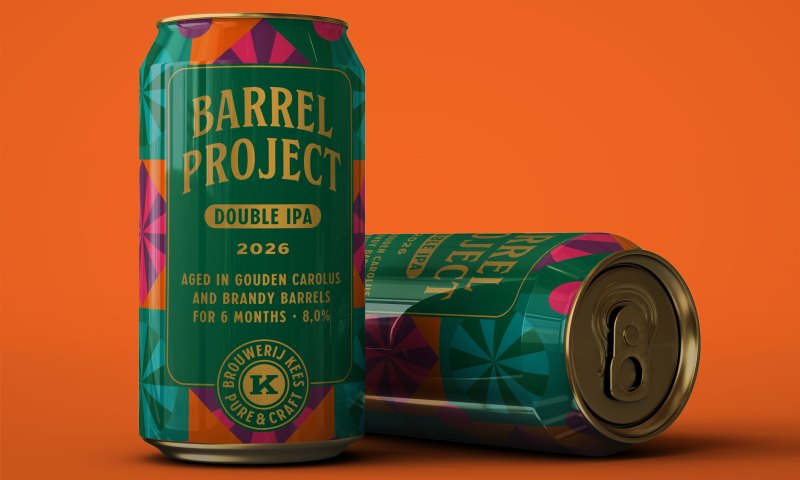 Twee groene bierblikjes van het Barrel Project 2026 Double IPA op een oranje achtergrond.