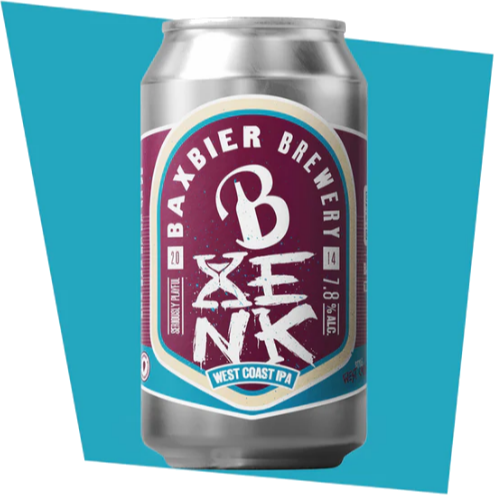 Een zilveren bierblik met paarse voorkant waarop 'Baxbier Henk' staat, tegen een blauwe achtergrond.