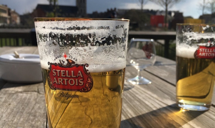 Rood krat van Stella Artois bier dat in maart 2026 op de Nederlandse markt kwam